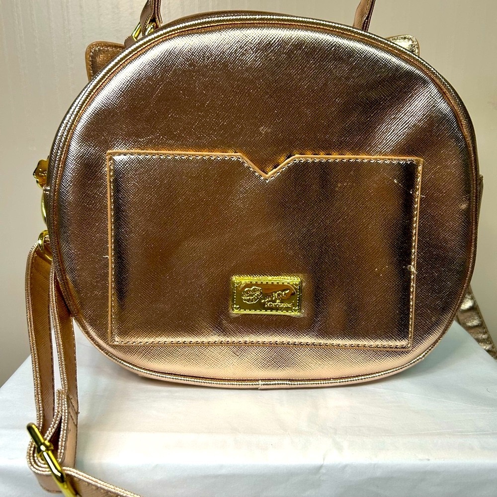 Betsey Johnson Gold Metallic Cat Crossbody with luggage tag & Kitty Cat Earings - Picture 6 of 10